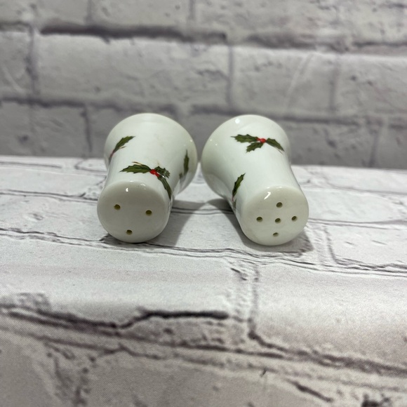 Vintage Lefton Christmas Holly Berries Salt & Pepper Shaker Set - Picture 3 of 6